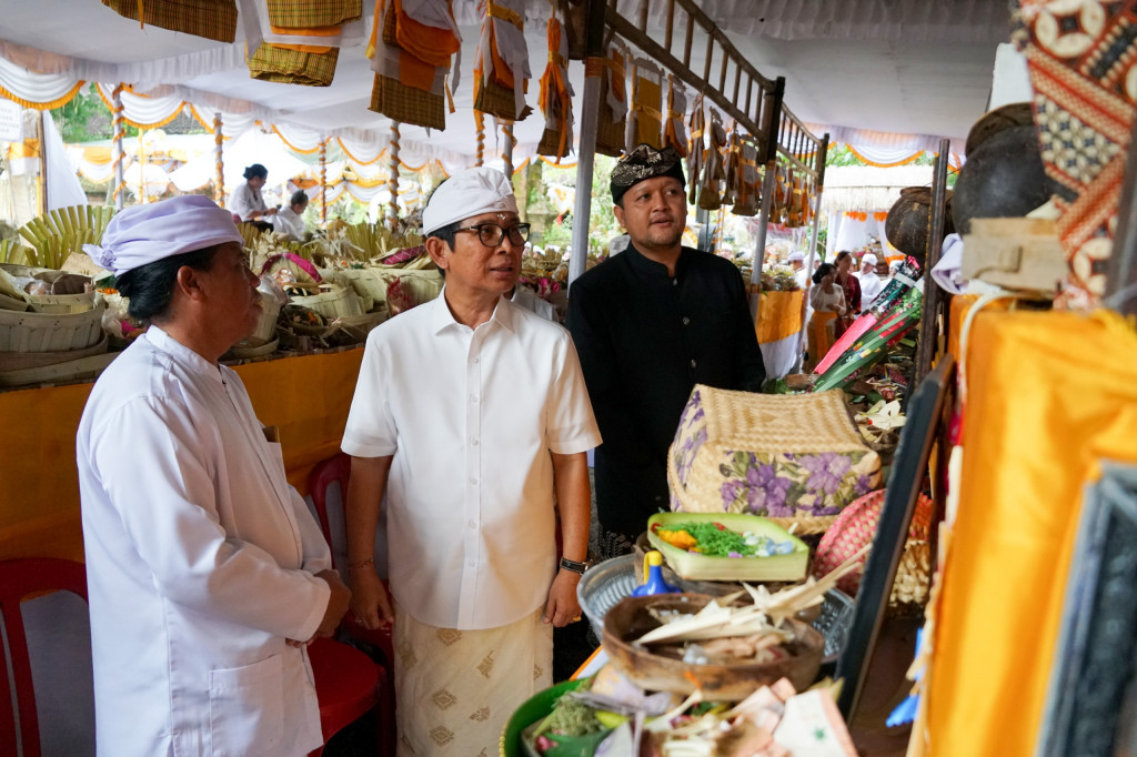 Bupati dan Wabup. Badung Ngupasaksi Karya Atma Wedana di Puri Agung Banyuning, Bongkasa